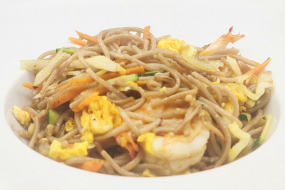 64. Yaki Soba con Gamberi