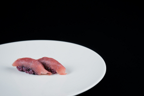 213. Nigiri Black Maguro