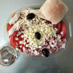 SALADES (AVEC SON PETIT PAIN RIBEROU)