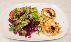 Salat mit Honig gratiniertem Ziegenkäse / Rosmarin