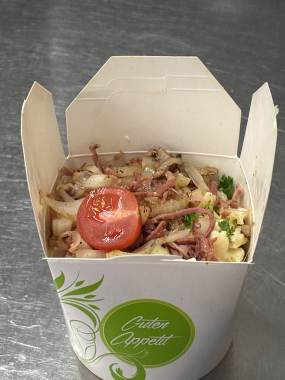 Schwarzwälder Käsespätzlebox mit Speck und Zwiebeln