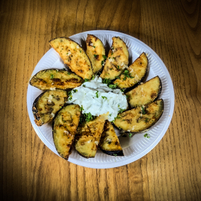 Auberginen gebraten dazu Tzatziki  