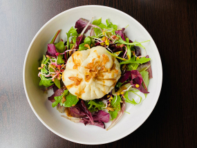 Baozi Grillé accompagné de jeunes pousses en salade 