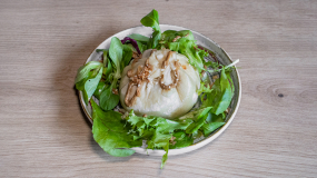 Baozi Grillé accompagné de jeunes pousses en salade 