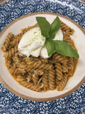 Fusilli al Pesto Rosso e Burrata