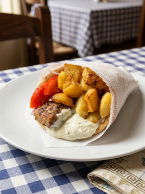 Pita Bifteki con Formaggio