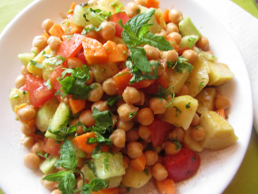 Aloo Chaana Chaat Salad﻿