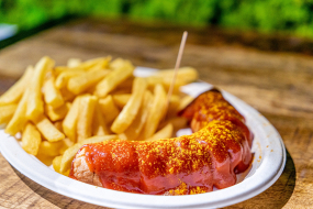 2 Currywurst ohne Darm & Pommes