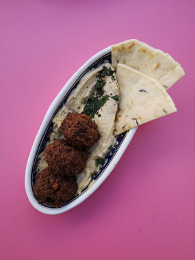 Hummus z falafelami 