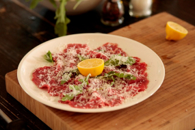 Carpaccio z hovězí svíčkové s rukolou a parmazánem