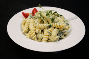 Makaron ze szpinakiem i sosem śmietanowo-serowym 