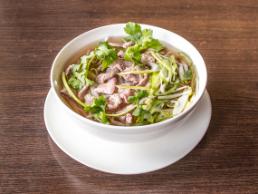 B1. Pho Ha Noi (groß) Hausgemachte Reisbandnudelsuppe mit