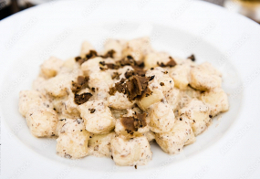 RIGATONI / GNOCCHI À LA CRÈME DE TRUFFE ET TRUFFE D’ÉTÉ