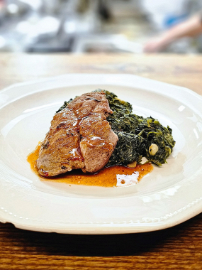 3. Krkovice na grilu, listový špenát se sýrem, ricottou a pestem genovese genovese