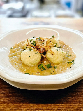 6. Knedlíky plněné uzeným masem, tradiční kysané zelí