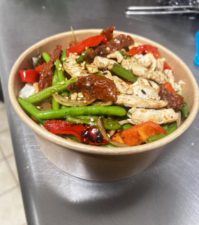 Salade au Poulet sauté assaisonnée à la sauce balsamique