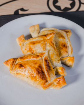 Empanada de próvola y tomates secos.