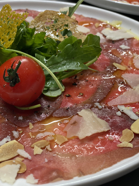 Carpaccio de Bœuf Da Vinci servi avec frites