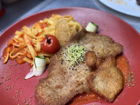 Escalope de Veau alla Milanese servie avec tagliatelle