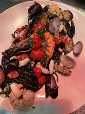 Spaghetti al nero di seppia e mare