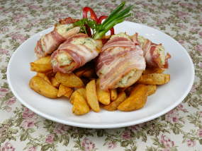 Kapros juhtúróval és baconnel csőben sült csirkemell