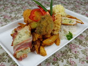 Kijevi tál vegyes körettel