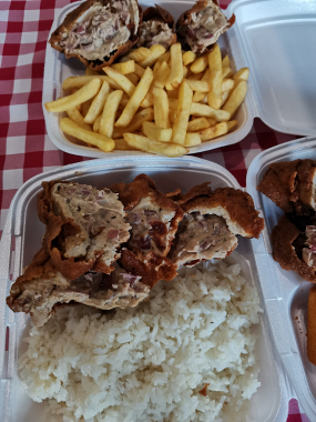 Pikáns rántott sertéskaraj (baconnel, mustárral és hagymával töltve)