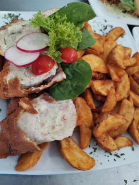 Kapros- sonkás-juhtúróval töltött sertésborda rántva