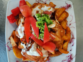 Juhtúróval töltött csirkemell, pirított baconnel és mandulával