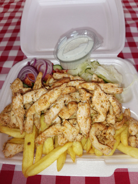 Gyros tál (Csirkemell, savanyúság, zöldségek, hasábburgonya, öntet)
