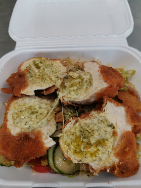 Kijevi jércemell (sajttal és fűszeres vajjal töltve) 