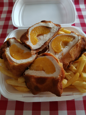 Őszibarackkal töltött csirkemell bundában