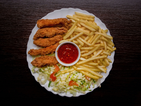 50. Kuřecí stripsy na talíři