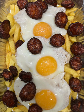 Huevos rotos con chorizo frito