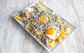 Huevos Rotos con Gulas