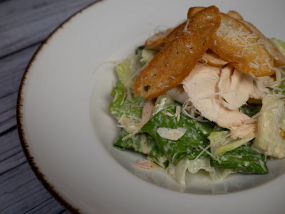 Eredeti cézár saláta	csirkével