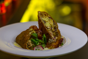 Pirított bacon-nel, lilahagymával, csirkemellel töltött palacsinta bundázva sajtmártással