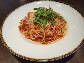 Királyrákos spagetti chilis paradicsomos mártásban, fokhagyma chips-szel, parmezánnal