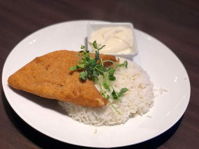 Rántott sajt hasábburgonyával, tartármártással	