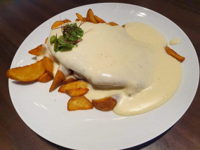 Csirkemell sajtmártással, fűszeres steakburgonyával