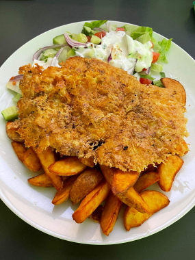 Csirkemell füstölt sajtos kéregben steakburgonyával, friss salátával