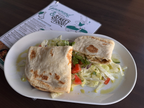 Görög lepény friss salátával