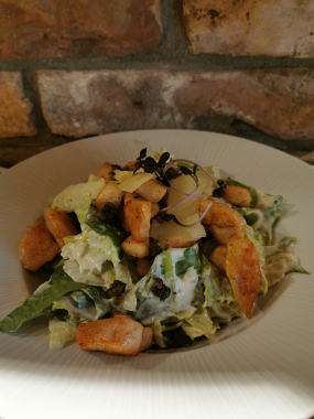 Klasszikus Cézár saláta, roston sült csirkemellel