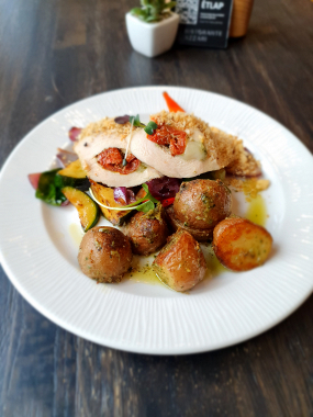 Aszalt paradicsommal, mozzarellával töltött csirkemell, grill zöldséggel, pesztós parázsburgonyával 