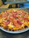 21. Pizza con stinco di maiele (cheddar krém, füstölt csülök, jalapeno, marinált lilahagyma)