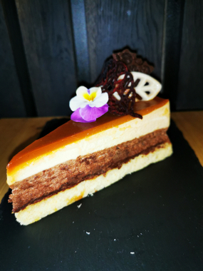 Sós karamella torta szelet