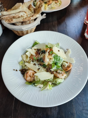 Klasszikus Cézár saláta, garnéla rákkal