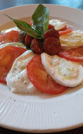 Bivaly mozzarella bazsalikomos paradicsommal