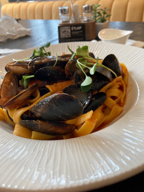 Arrabbita tagliatelle, fekete kagylóval 