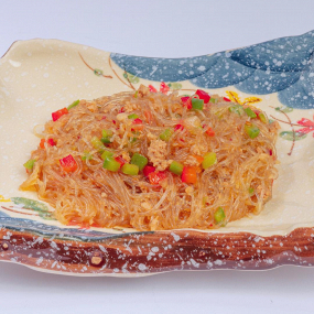 P19- Spaghetti di soia piccante con carne di maiale macinato, cipolla, peperoni